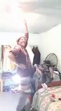 Une drole de façon d'allumer une ampoule... Avec ses fesses