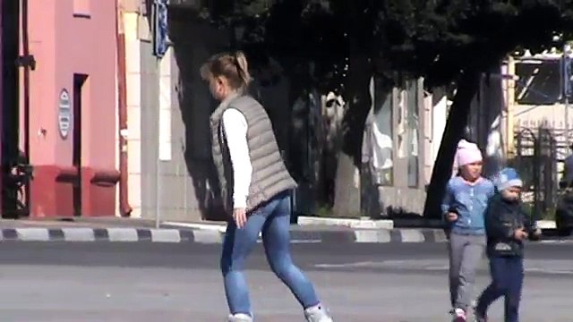 Девушка катается на роликовых коньках на площади