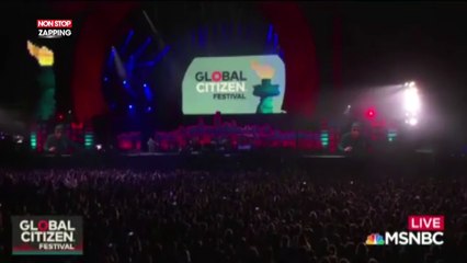 Donald Trump : Stevie Wonder solidaire des sportifs, il s’agenouille avant un concert (Vidéo)