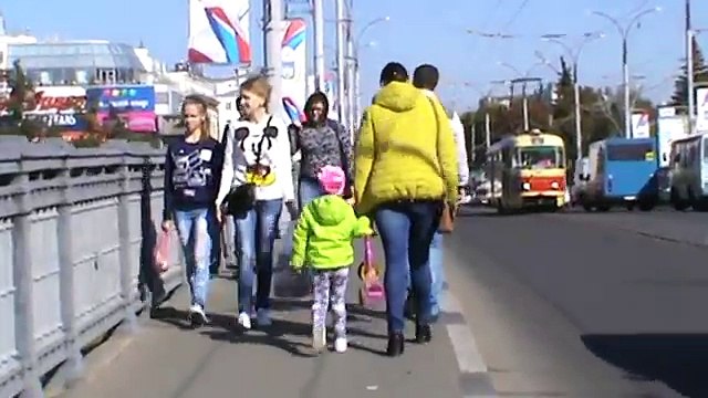 Люди на мосту, город Орёл, красный мост, 2017 год