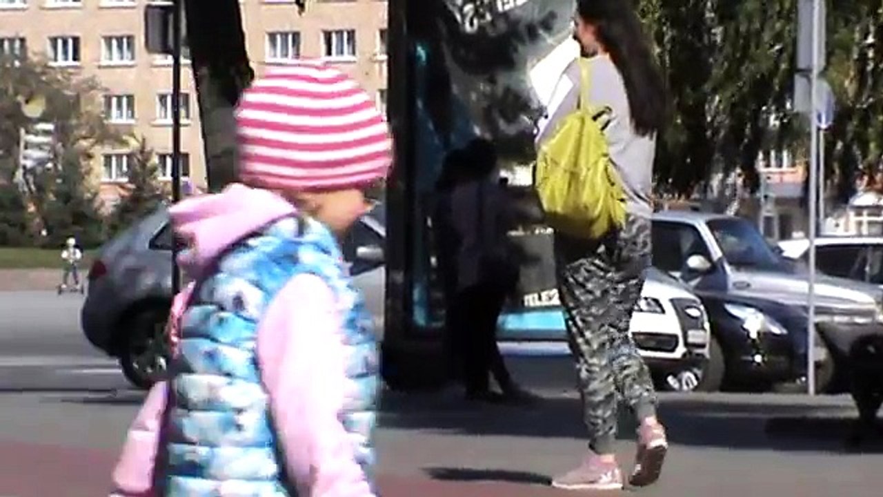 Девушка подпрыгивает на улице