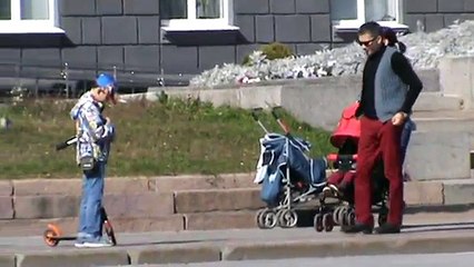 Муж и жена прогуливаются с коляской