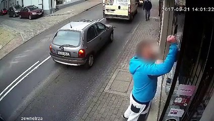 Un homme éclate volontairement la vitrine d’un magasin et se fait rattraper par son Karma...