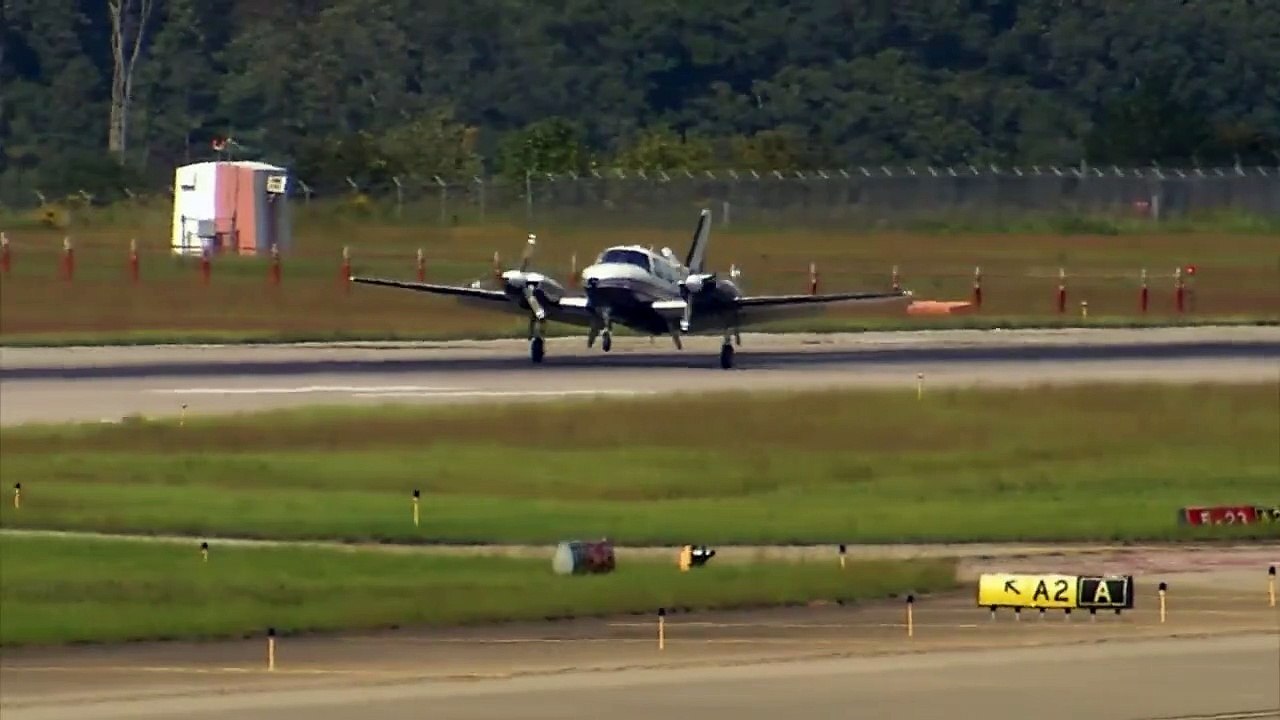 Un petit avion avec le train d’atterrissage avant cassé réussit à se poser parfaitement