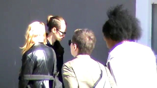 Люди на улице возле здания