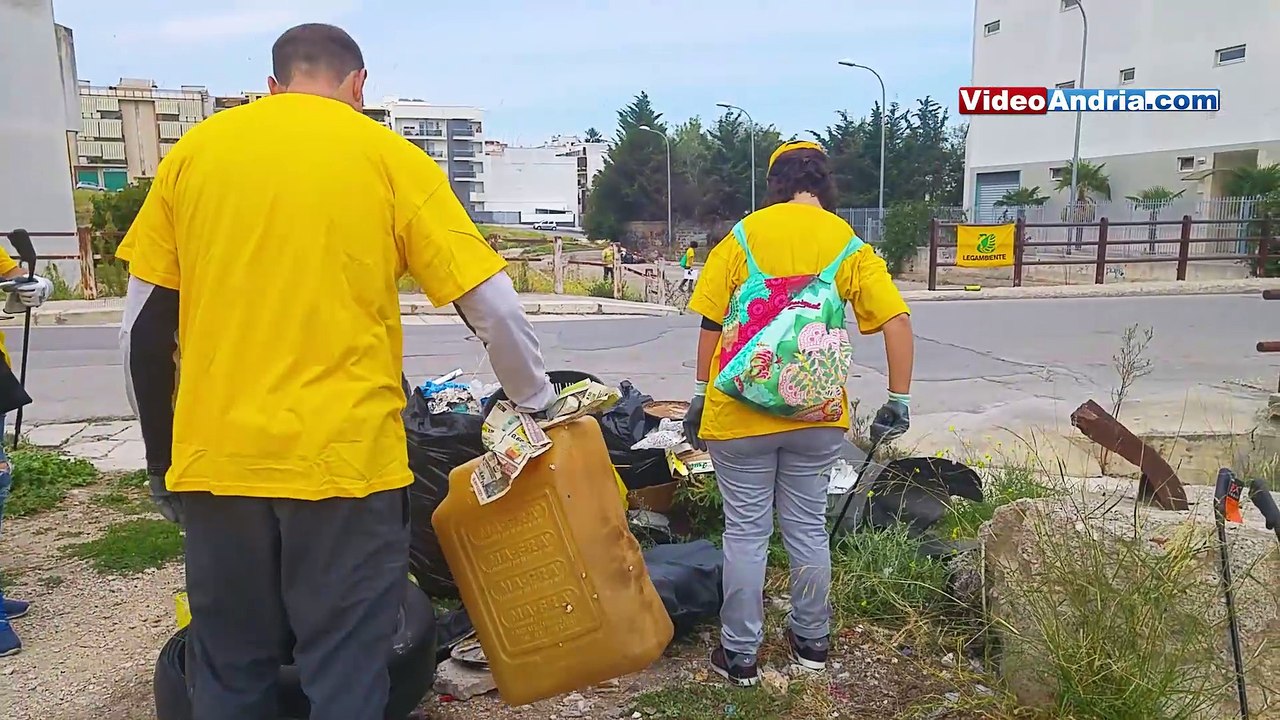 Andria: oltre 50 bustoni di rifiuti raccolti in sole tre ore nei pressi del Canalone grazie ai volontari di Legambiente