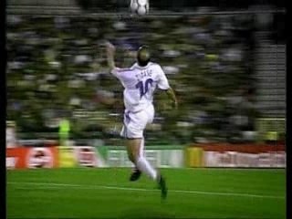 Football-zidane-vs-ronaldinho-Koreus.com