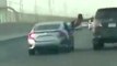 Un homme tombe de sa voiture pendant un road rage