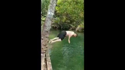 Faire croire à son ami qu'il a plongé au milieu des piranhas