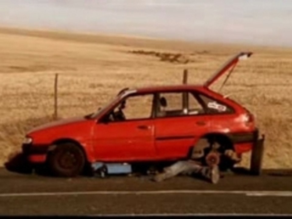 L'HISTOIR DU MEC QUI CHANGE SA ROUE.........