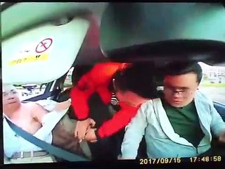 Un chauffeur braqué par des passagers ne se laisse pas faire !