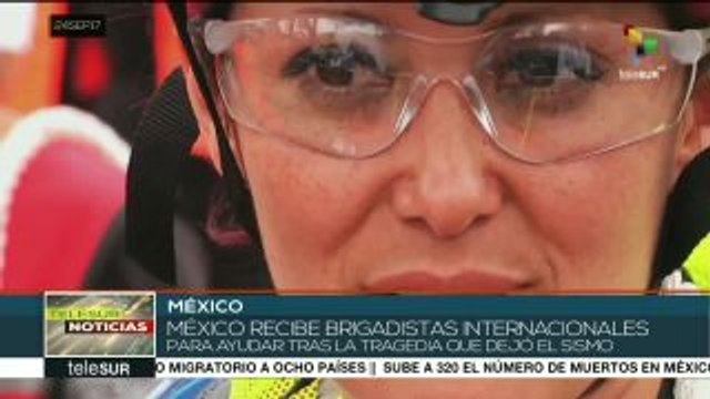 Buscan rescatistas sobrevivientes bajo los escombros que dejó el sismo