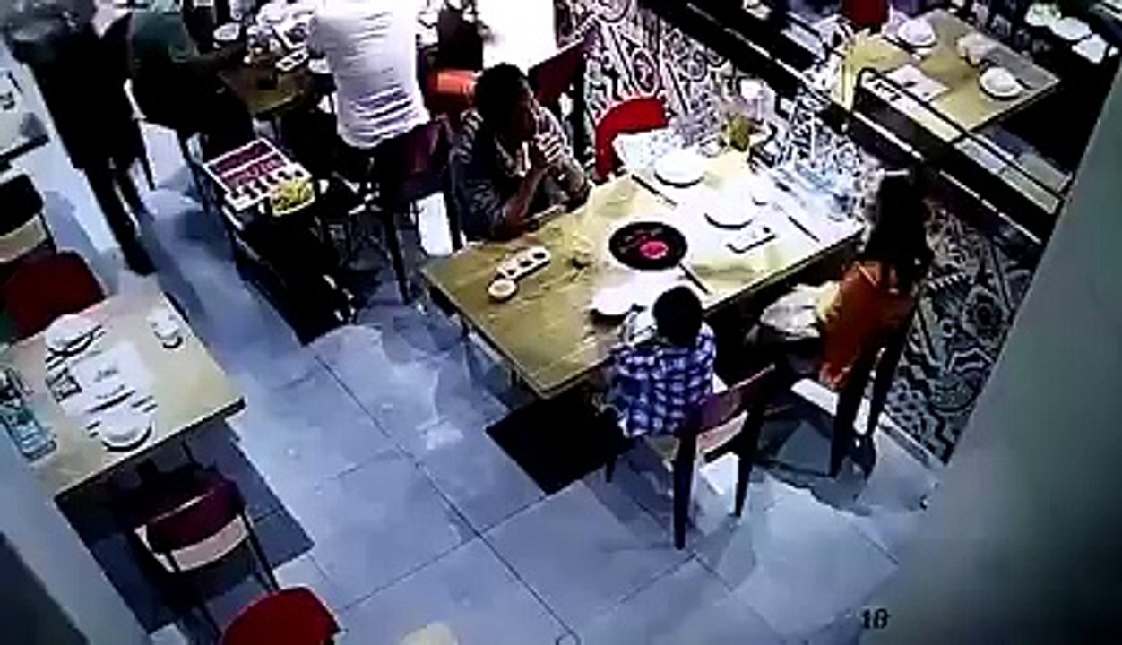 Mesero deja caer la sopa sobre un niño