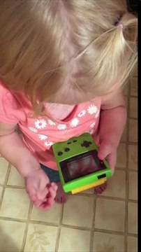 Petite fille vs Game Boy