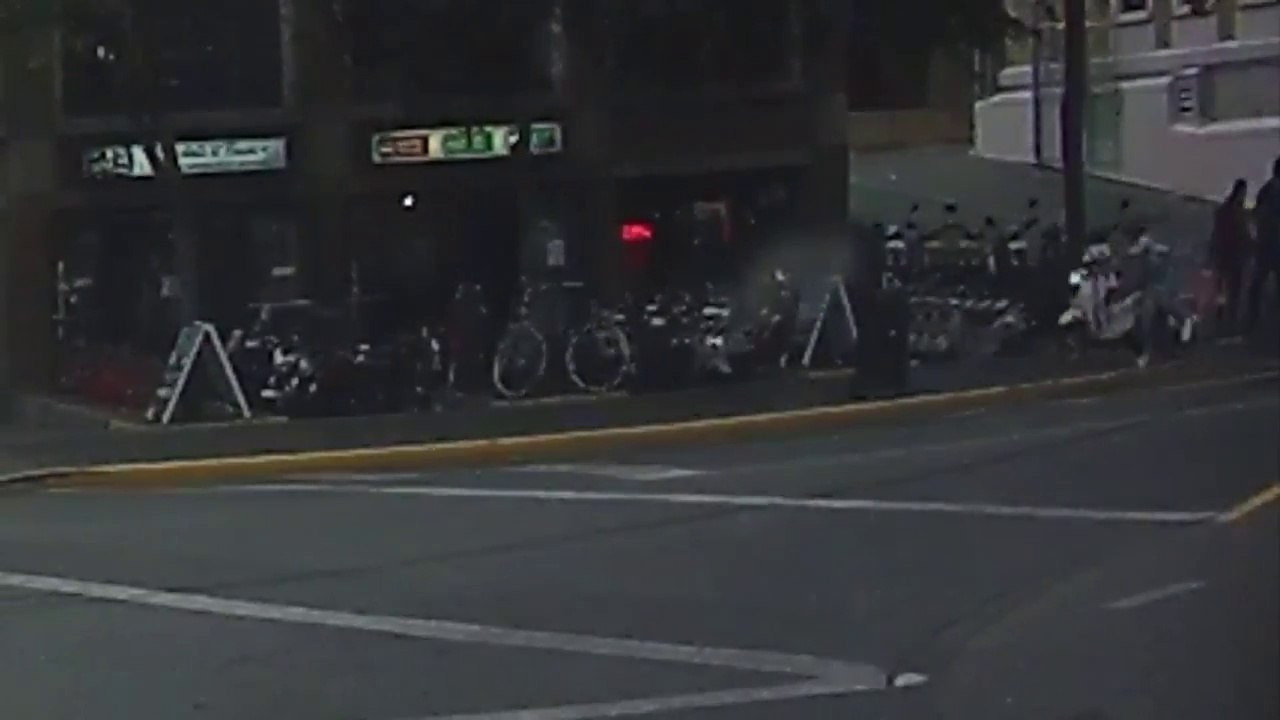 Il fait tomber son scooter.. en le garant à la main !! Ridicule LOL