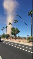 Cette mini tornade de 20m de haut se déplace toute seule dans le désert !