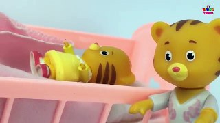 Daniel Tiger Gets SAD w/ DAD & MOM | Daniel Tiger Neighborhood Pretend Play | Kids Education !