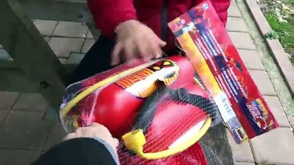 Top havuzunda yangın çıktı, Doruk yeni itfaiye oyuncaklarıyla yangını söndürdü