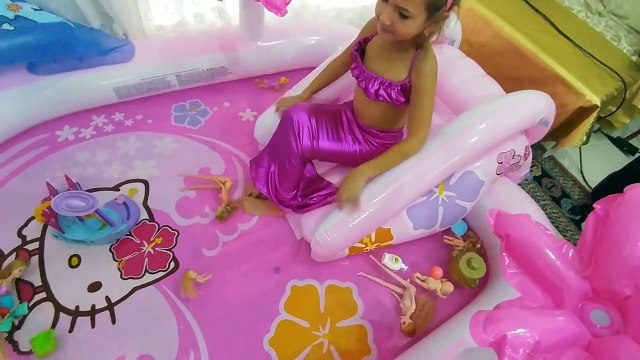 Hello kitty havuza su doldurduk,Deniz kızı havuzda , eğlenceli çocuk videosu