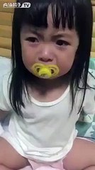Veja o truque desta menina ao chorar! KKKK