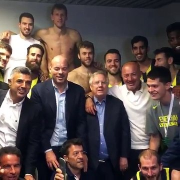 Zadar Kupası'nı kazanan Fenerbahçe'de maç sonunda Aziz Yıldırım, Ferit Şahenk ve Levent Kızıl soyunma odasında oyuncula