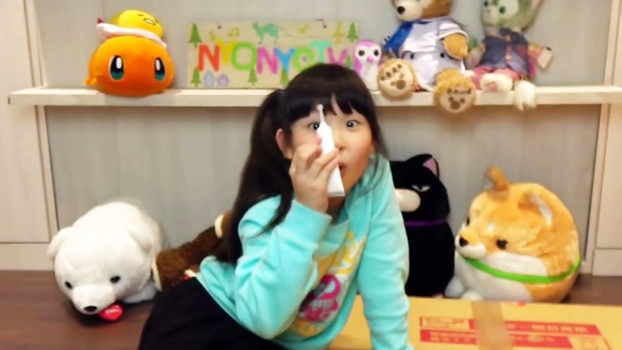 DIY超可愛紙箱遊戲屋玩具/DIY super cute red roof cardboard playhouse/かわいい赤い屋根のダンボールハウスを作ってみた[NyoNyoTV妞妞TV玩具]