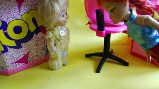Барби упала в обморок от новой прически Маши. Мама Барби, Маша и Медведь