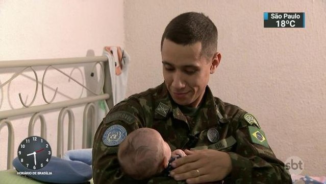 Soldado que estava em missão no Haiti encontra filho recém-nascido depois de dois meses