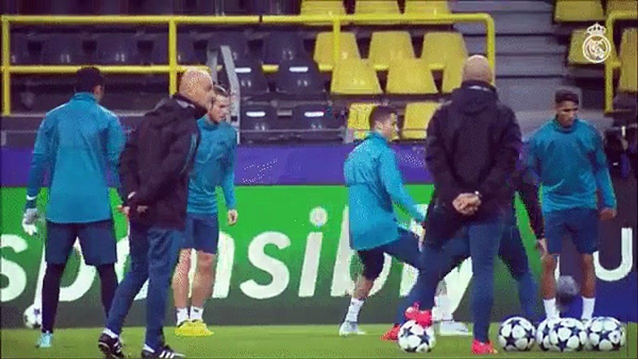 Zidane bị học trò "quần tơi tả" trên sân tập trước ngày đại chiến Dortmund