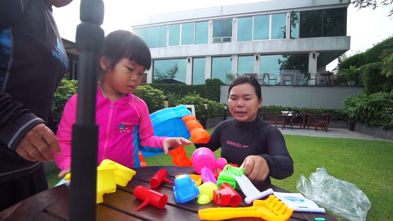 น้องถูกใจ _ โต๊ะเล่นทรายที่ชายหาด-EjMKo-kSiWU