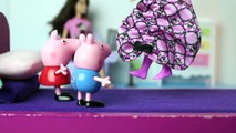 Peppa Pig George cai pulando na cama da Barbie - Peppa Portugues DisneyKids Brasil