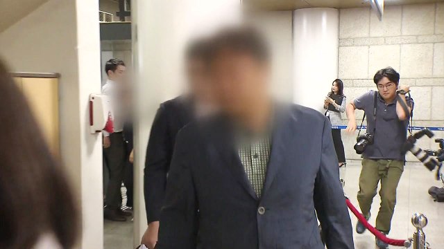 국정원 前 심리전단 간부들 영장 심사 출석 / YTN