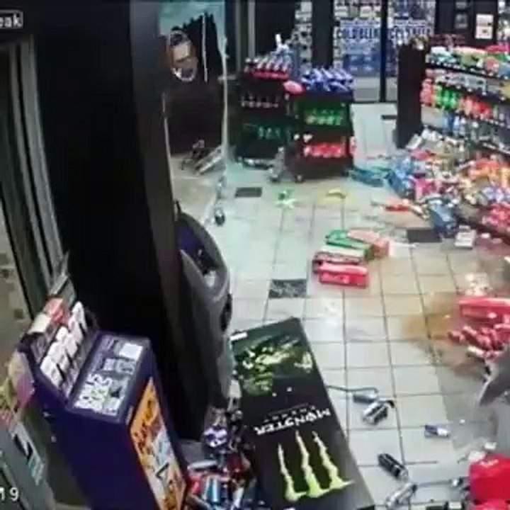 لحظة سرقة صراف بطريقة غريبة من سوق تجاري