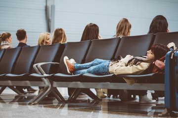 6 façons de survivre les longues attentes à l'aéroport