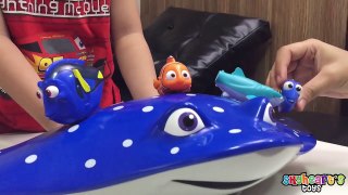 MR RAY vs CENTIPEDE - Finding Dory Battle with Giant Hank Toys Playtime for Kids