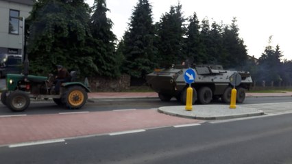 Un tracteur aide un blindé en panne
