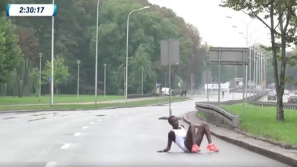 Une marathonienne tombe de fatigue à 800 mètres de l'arrivée
