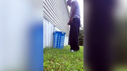 Cet homme n'a pas très bien compris l'utilité d'un panier !