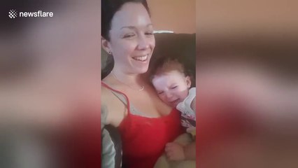 Ce bébé pleure dès que sa mère lui chante une belle chanson !!