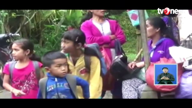 Petugas Evakuasi Warga dari Zona Rawan Gunung Agung
