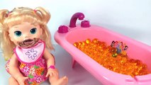 Dando Banho na Minha Boneca Baby Alive Sara na Banheira das Princesas Disney - Baby Alive Bath Time