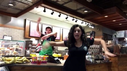 Bloquée à l'aéroport elle décide de faire une chorégraphie avec les employés... All Night Long