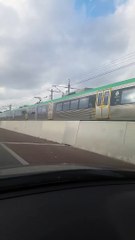 Un jeune surpris accroché derrière un train qui roule à 100 km...