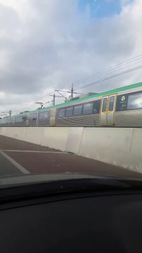 Un jeune surpris accroché derrière un train qui roule à 100 km...