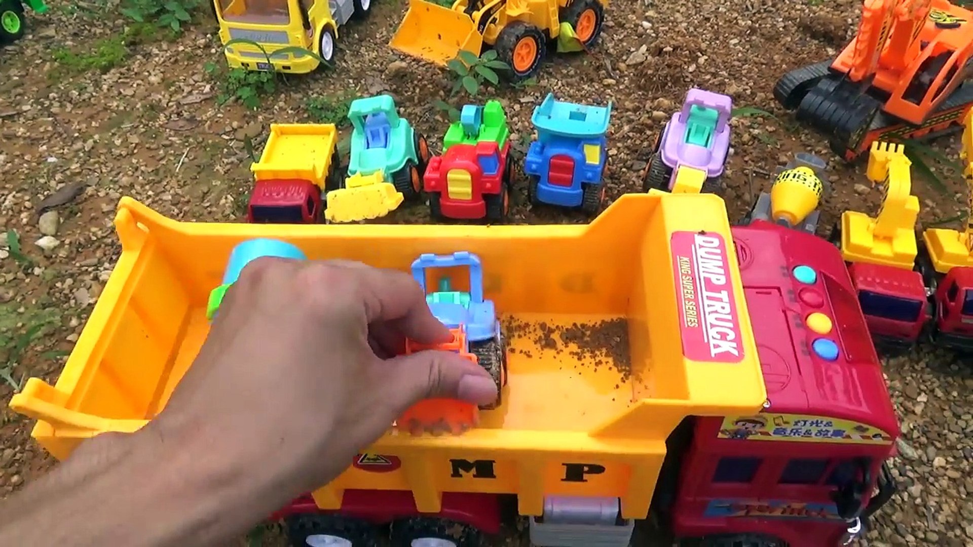 ショベルカー ユンボ パワーショベル はたらくくるまランド 働く車のおもちゃ キャリアカーがパトカー 救急車 ショベルカー ミキサー車を積んでいくよ Tomica Video Dailymotion