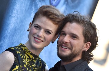 Kit Harington plie le genou et propose à Rose Leslie !
