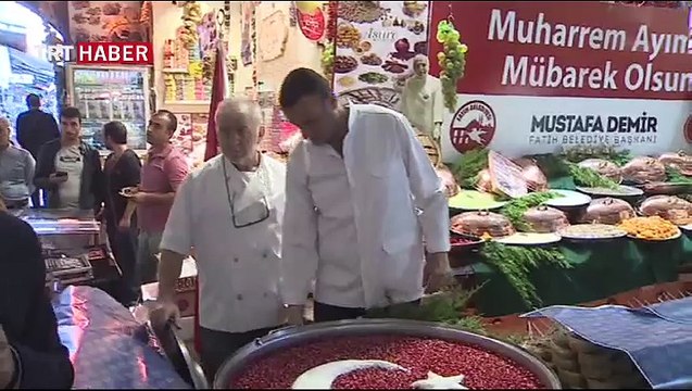 Mısır çarşısı esnafı, 10 bin kişiye aşure dağıttı