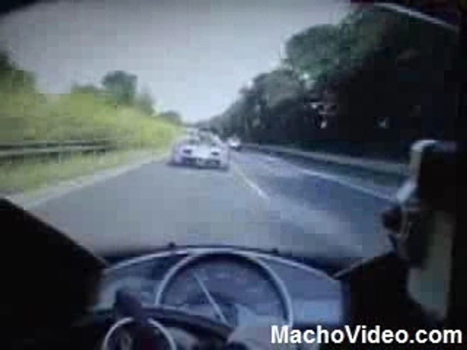 Bugatti veyron vs yamaha r1 racing down moterway