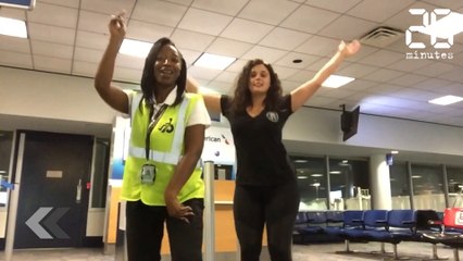 Coincée à l'aéroport, voici comment elle s'occupe ! - Le Rewind du mardi 26 septembre 2017