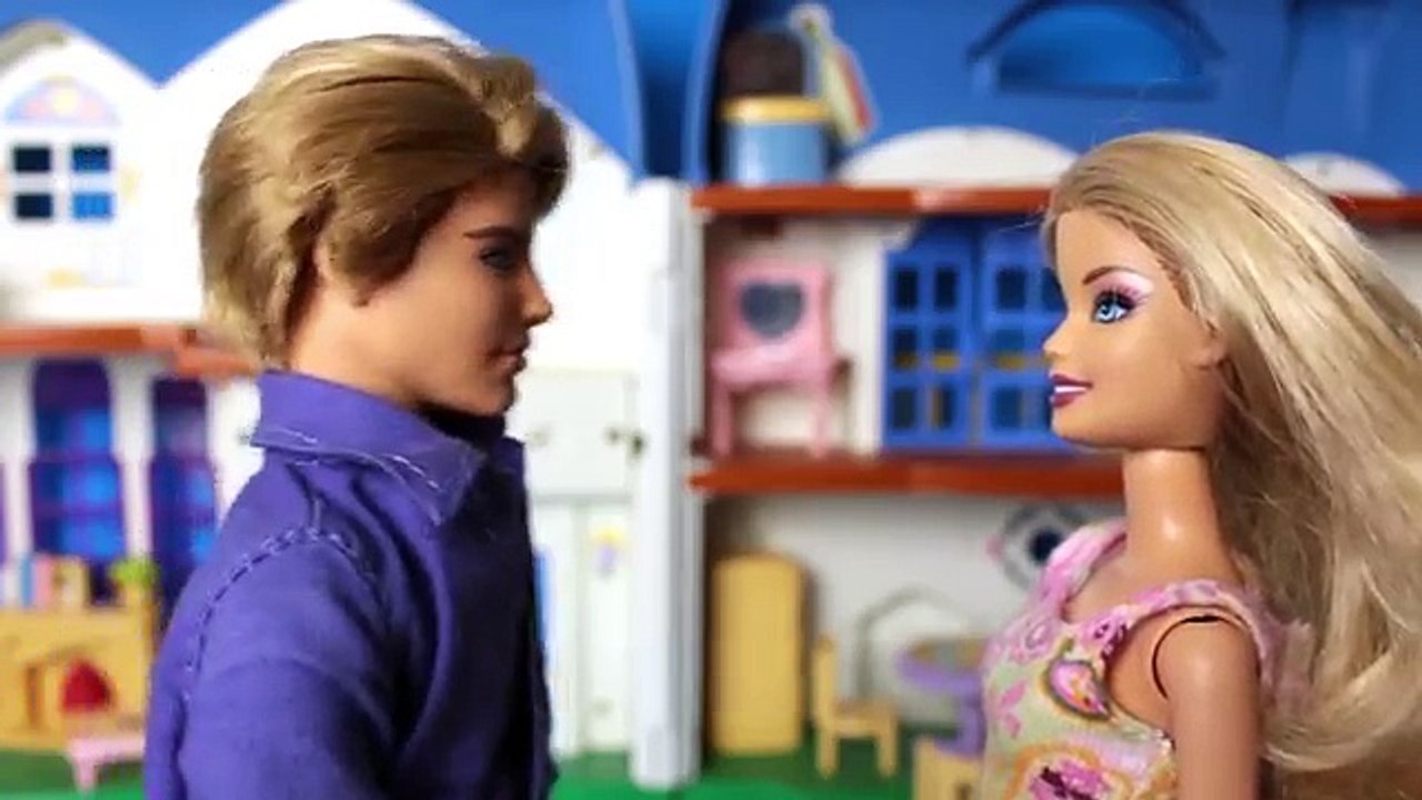 Bebes Gemeos da Barbie fazem COCO na banheira - Barbie em portugues completo Brasil